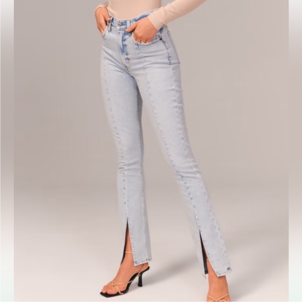 Abercrombie & Fitch Light Wash The Skinny High Rise with Slit Woman’s Size 6/28